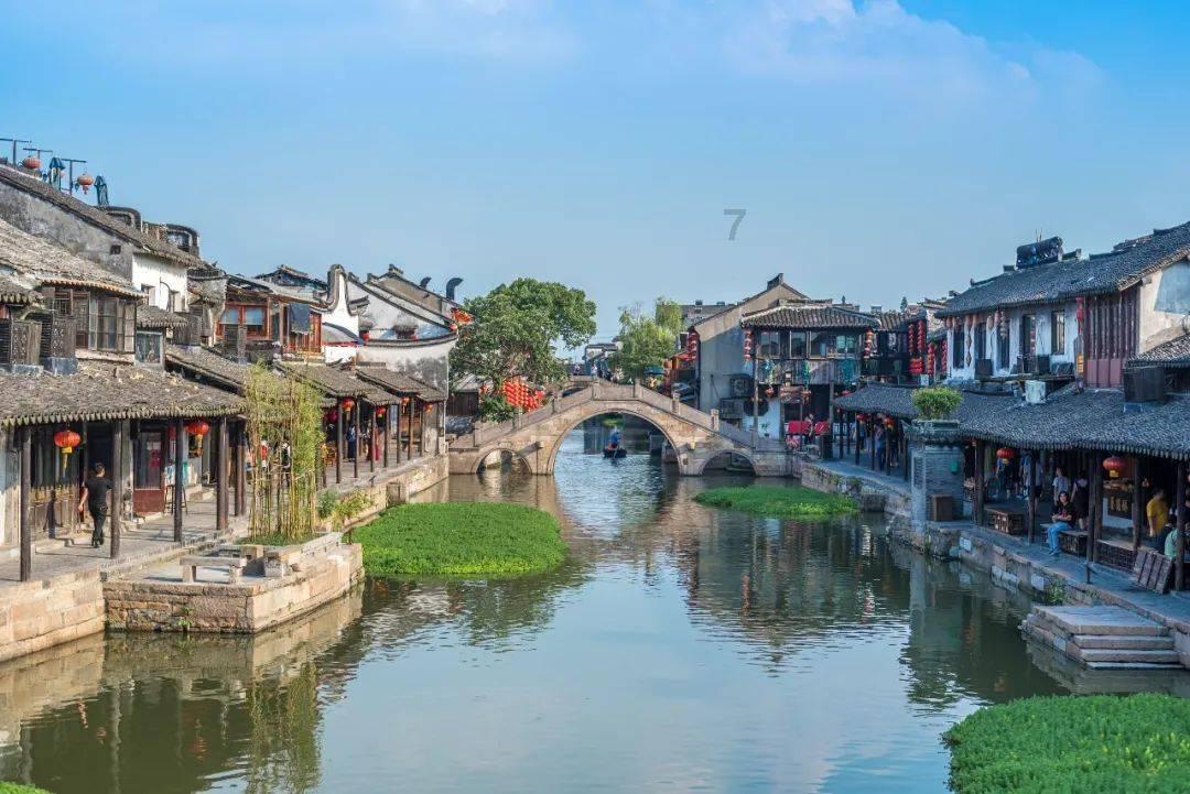 新中国第一次“春晚”受观众热捧，中国电影资料馆放映纪录电影《春节大联欢》